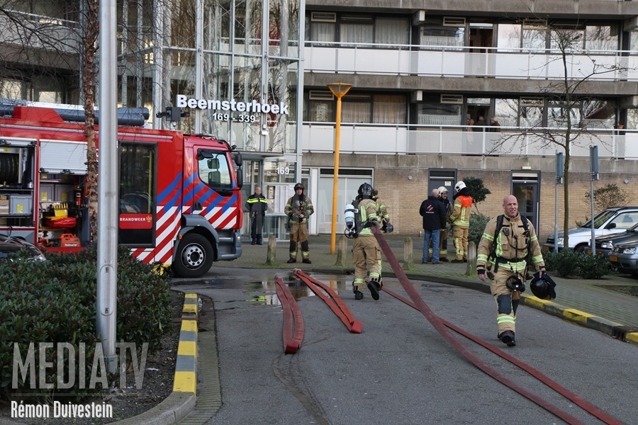 Zwaargewonde bij brand in flatwoning Beemsterhoek Capelle aan den IJssel (video)