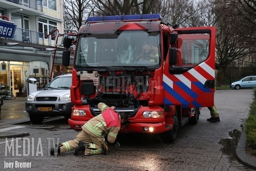Brandweerauto klapt op paal onderweg naar melding Dirk de Derdelaan Vlaardingen (video)
