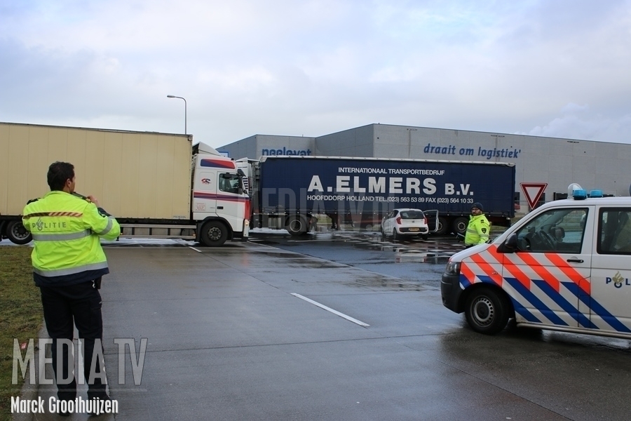 Personenauto botst tegen vrachtauto na uitwijkmanoeuvre Dardanellenstraat Rotterdam
