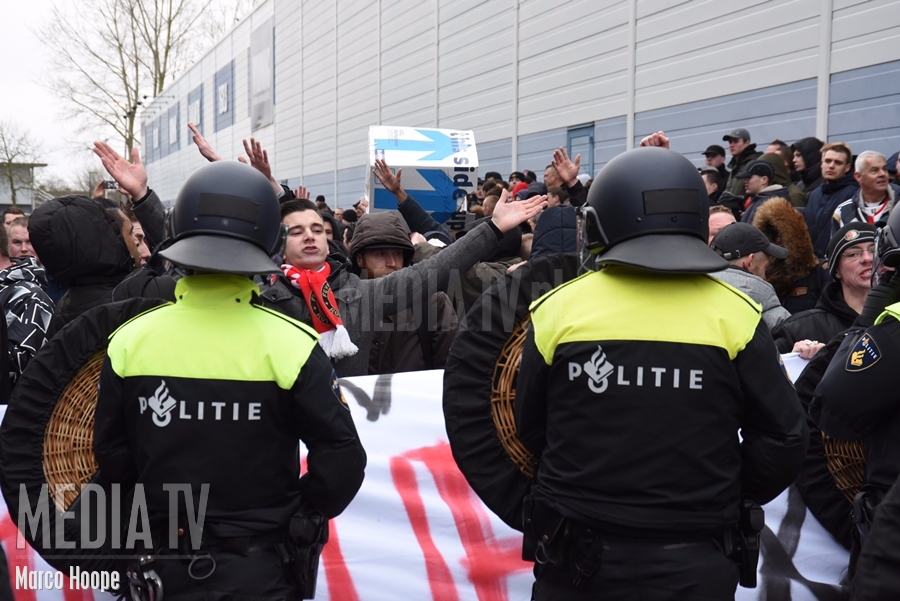 Arrestaties bij protest tegen leiding van Feyenoord (video)