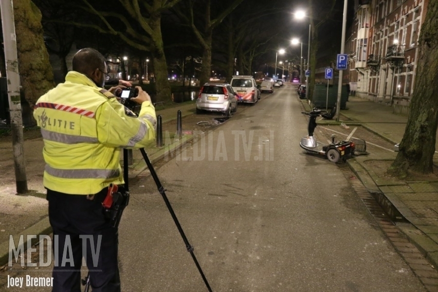 Oudere man in scootmobiel aan lot overgelaten na ongeval Crooswijksesingel Rotterdam