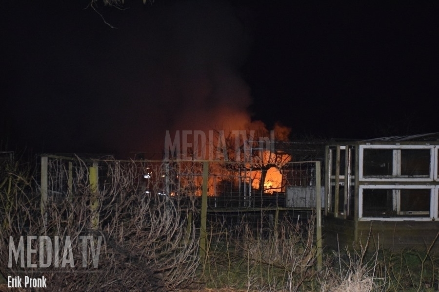 Tuinhuisje in brand op tuinenpark aan de Hoevenronde in Vlaardingen