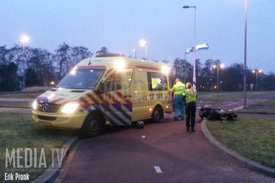 Bestuurder bromscooter gewond bij aanrijding Laning Hoogvliet