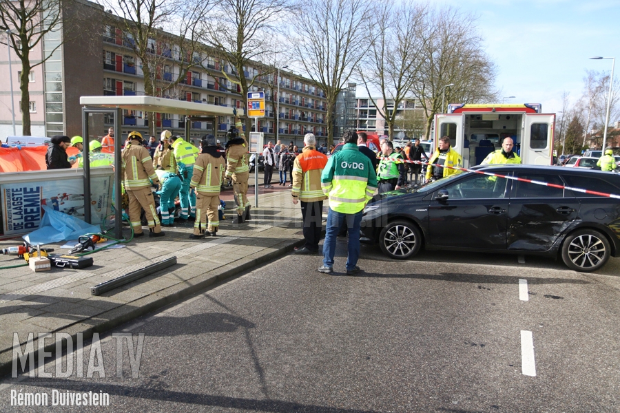 Gewonden na botsing auto/bushokje  Pascalweg Rotterdam (video)