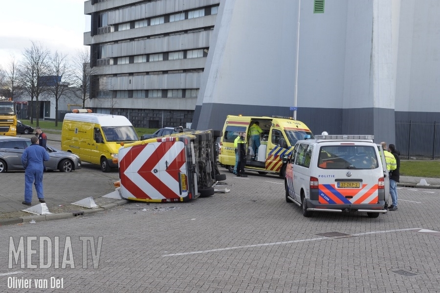 Busje gekanteld na aanrijding met vrachtwagen Soerweg Rotterdam