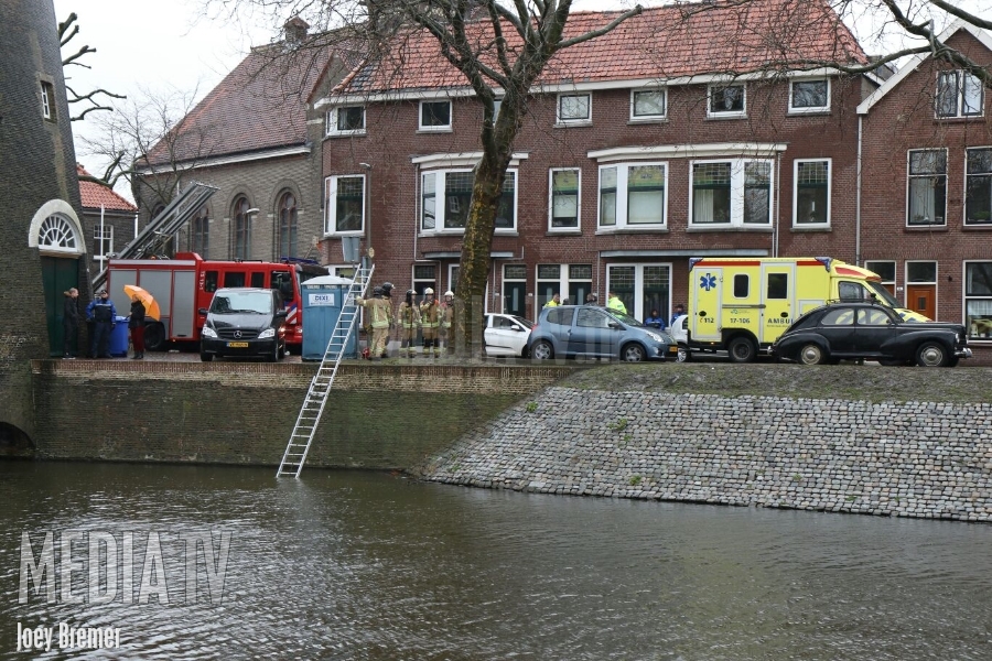 Persoon gered door omstanders na auto te water Westvest Schiedam (video)