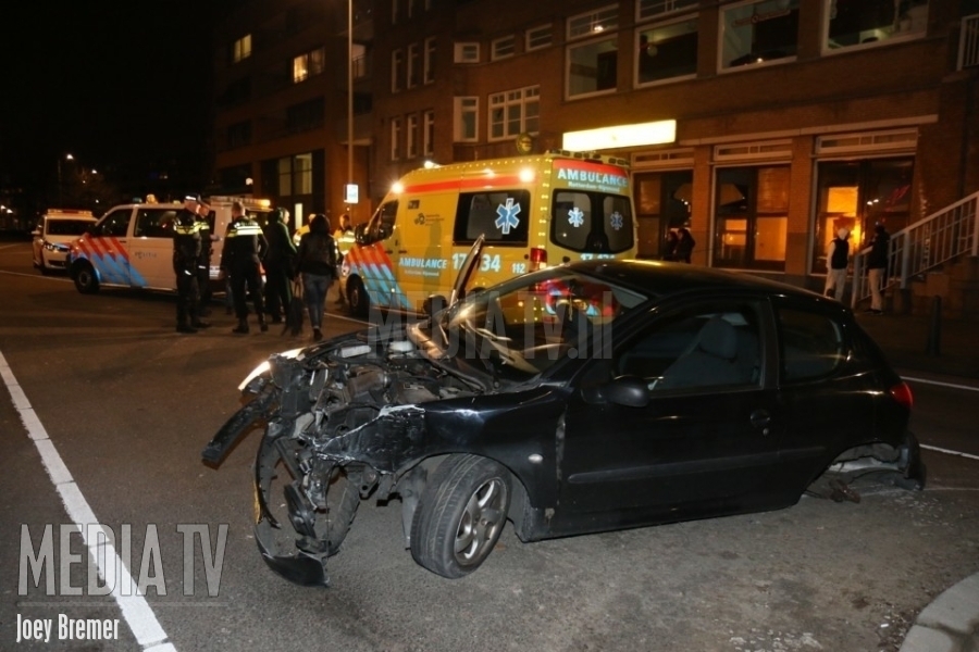 Gewonde en veel schade bij eenzijdig ongeval Aelbrechtskade Rotterdam