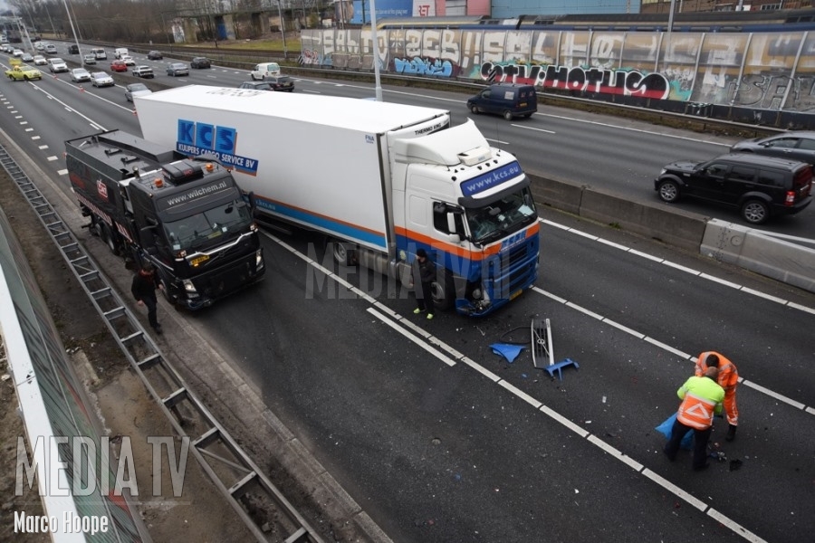 Drie voertuigen botsen op de snelweg A20 bij Rotterdam-Crooswijk