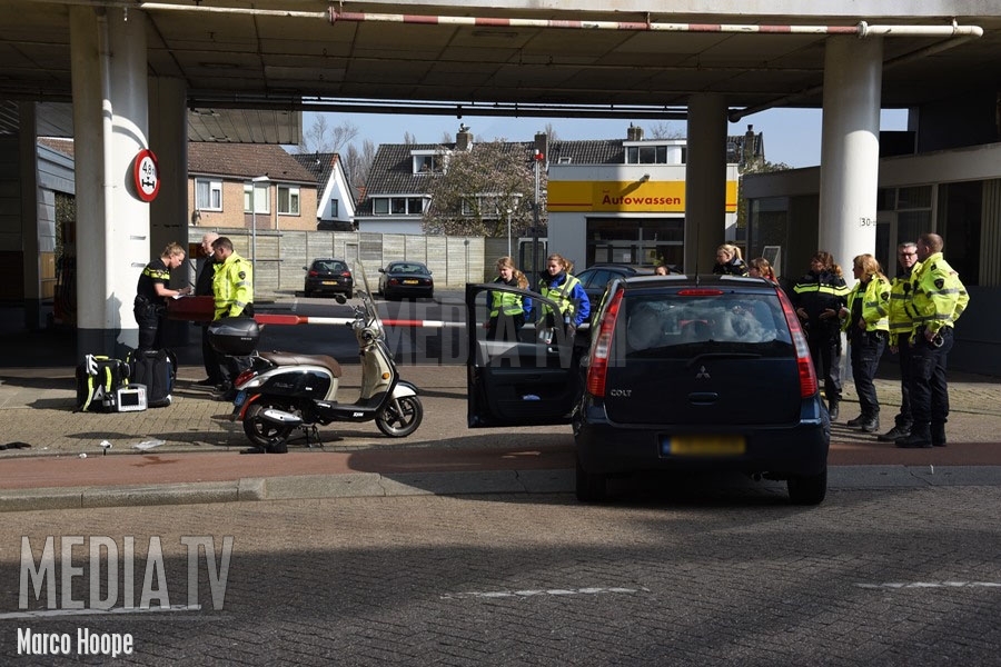 Scooterrijder ernstig gewond na aanrijding met auto Uitweg Rotterdam (video)