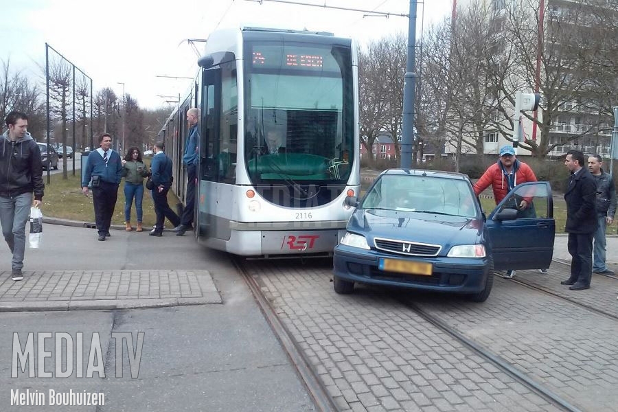 Auto botst tegen tram Burgemeester van Haarenlaan Schiedam