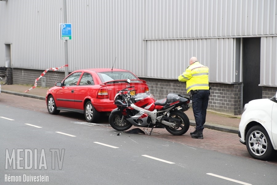 Motorrijder ernstig gewond na val tegen auto Tolhuislaan Rotterdam