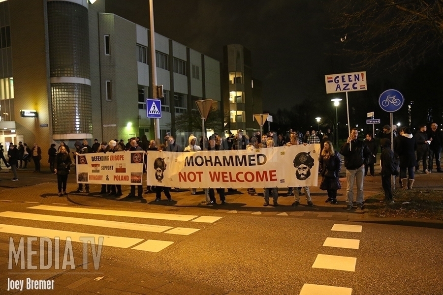 Demonstratie tegen komst AVO Boyleweg voor gemeentehuis Spijkenisse
