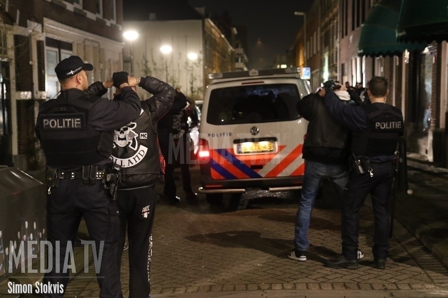 Politie doet instap in cafe na melding over vuurwapens Benthuizerstraat Rotterdam (video)