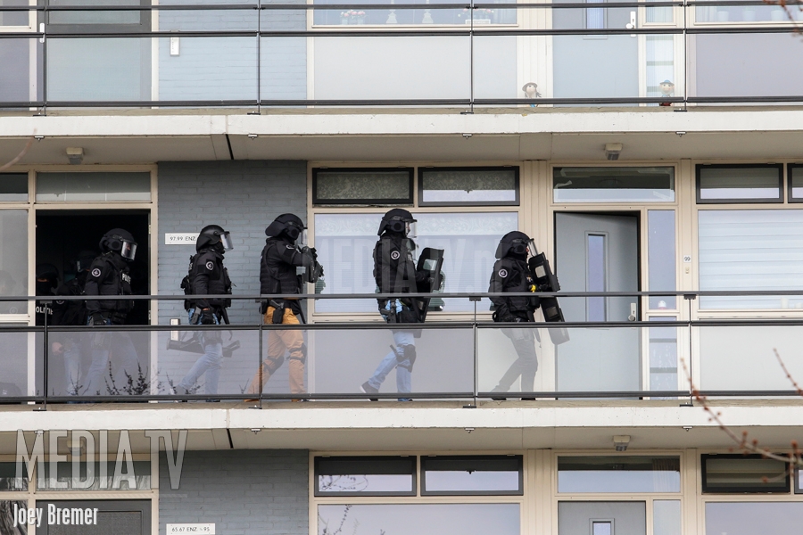 Arrestatieteam inzet na geweldadige diefstal met vuurwapen Fazantlaan Vlaardingen (video)