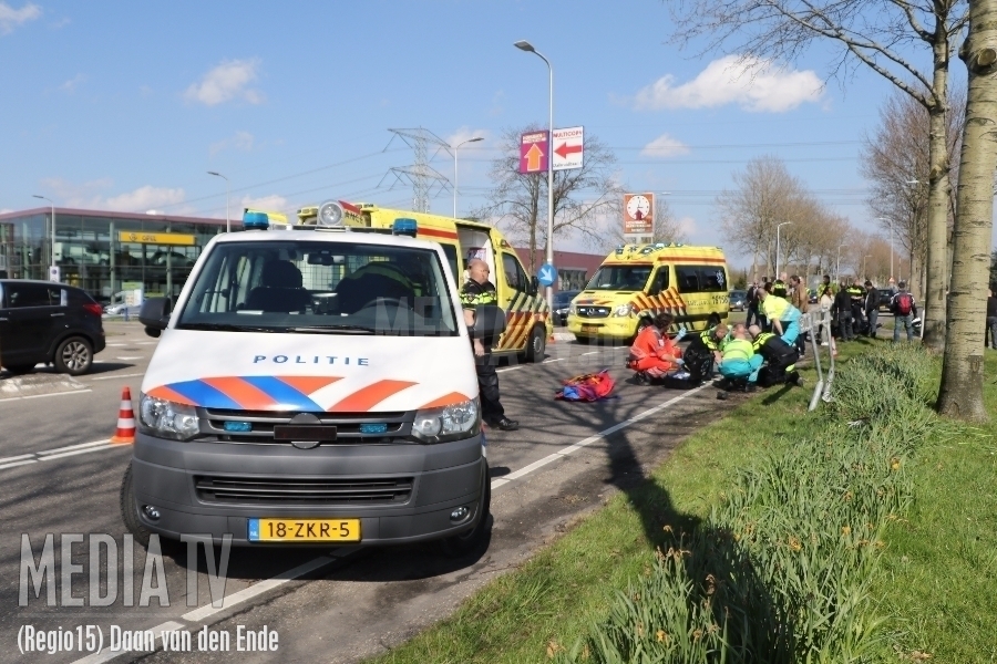 Motorrijder gewond na botsing tegen lantaarnpaal Hoofdweg Capelle aan den IJssel