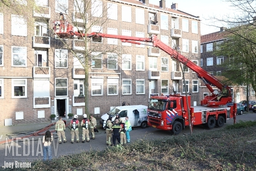 Acht woningen ontruimd bij middelbrand op Hogenbanweg Rotterdam (video)
