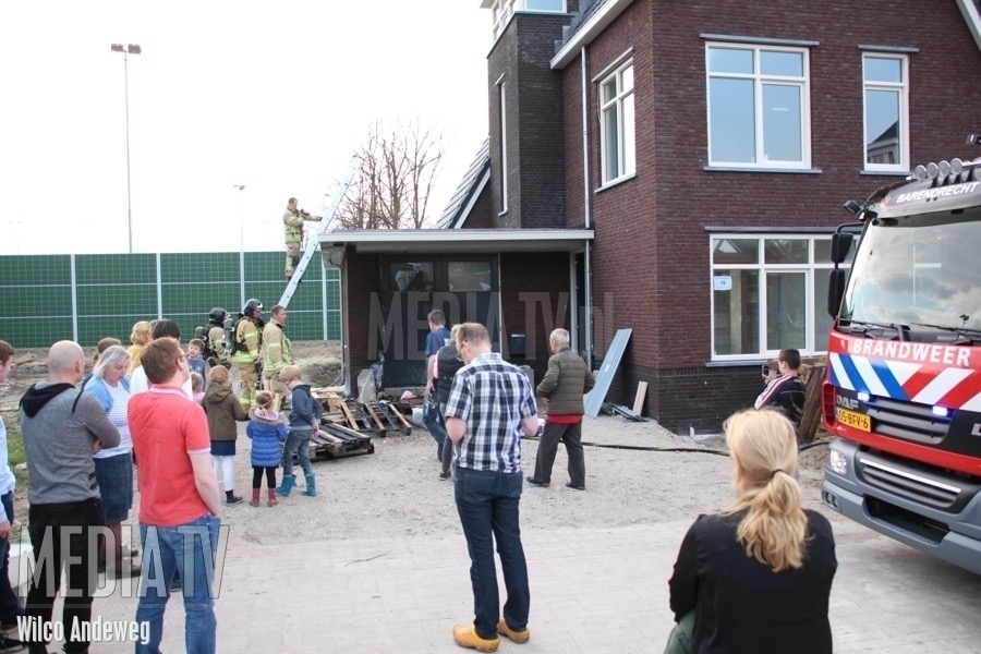 Buurtbewoners blussen brand tegen schuur woonhuis Amaliaplantsoen Barendrecht