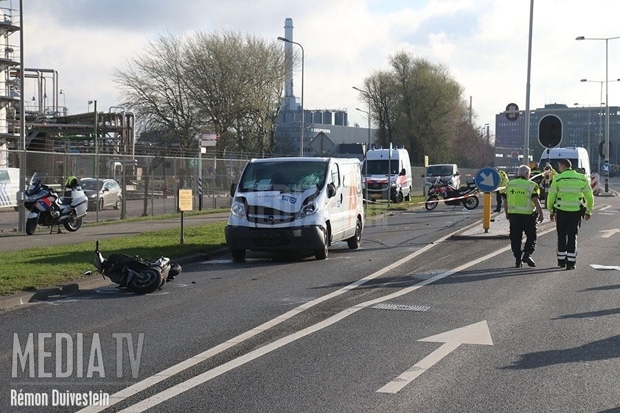 Scooterrijder ernstig gewond bij aanrijding Vondelingenweg Rotterdam (video)