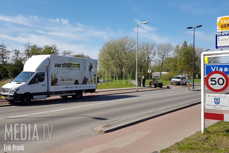 Scooter en vrachtwagen treffen elkaar op de Zwanensingel in Vlaardingen