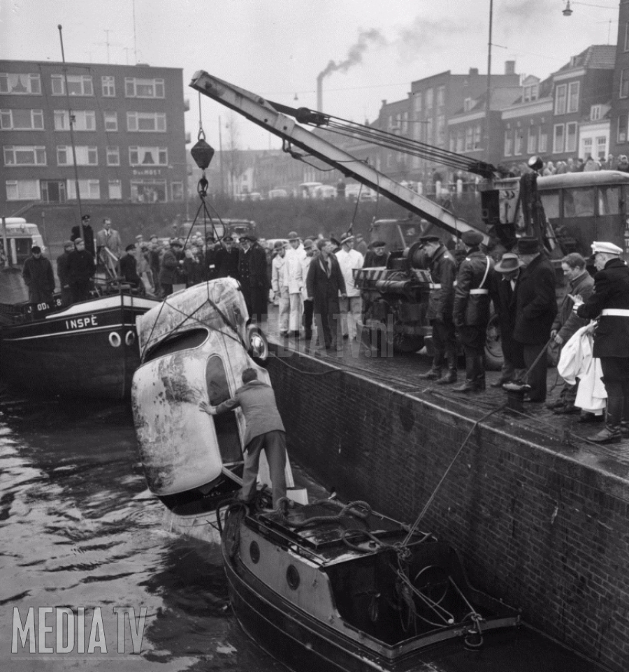 MediaTV Classics: (1960) Auto duikt water in op Spangensekade Rotterdam