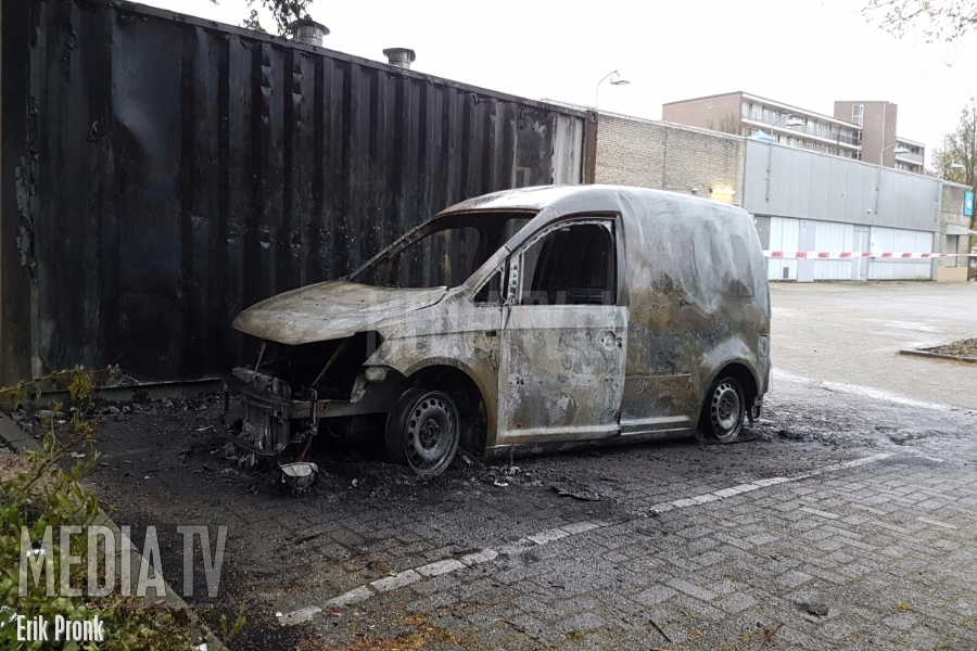 Auto gaat in vlammen op Van Baerlestraat Vlaardingen