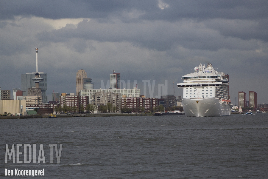 Cruiseschip Regal Princess laat Rotterdam achter zich (Time Lapse)