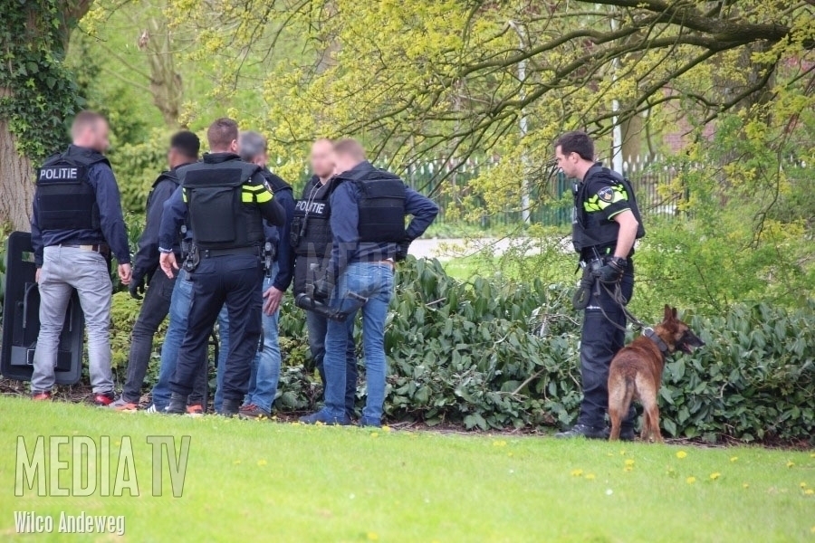 Grote zoekactie naar verdachte personen met vuurwapen park Buitenoord Barendrecht (video)