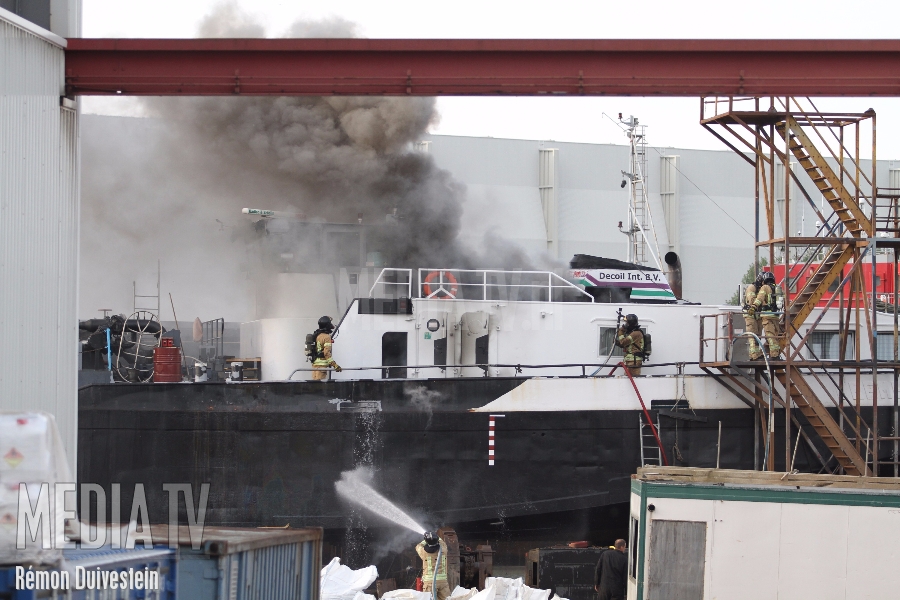 Flinke brand treft tanker in dok Oostdijk Rotterdam (video)