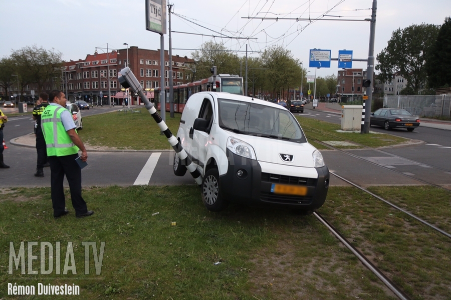 Auto botst tegen tram op 2e Rosestraat Rotterdam