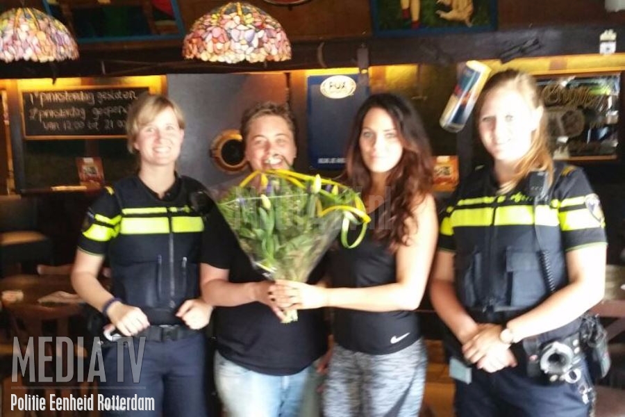 Bloemetje voor dames die ingrepen na mishandeling pup Henegouwerlaan Rotterdam