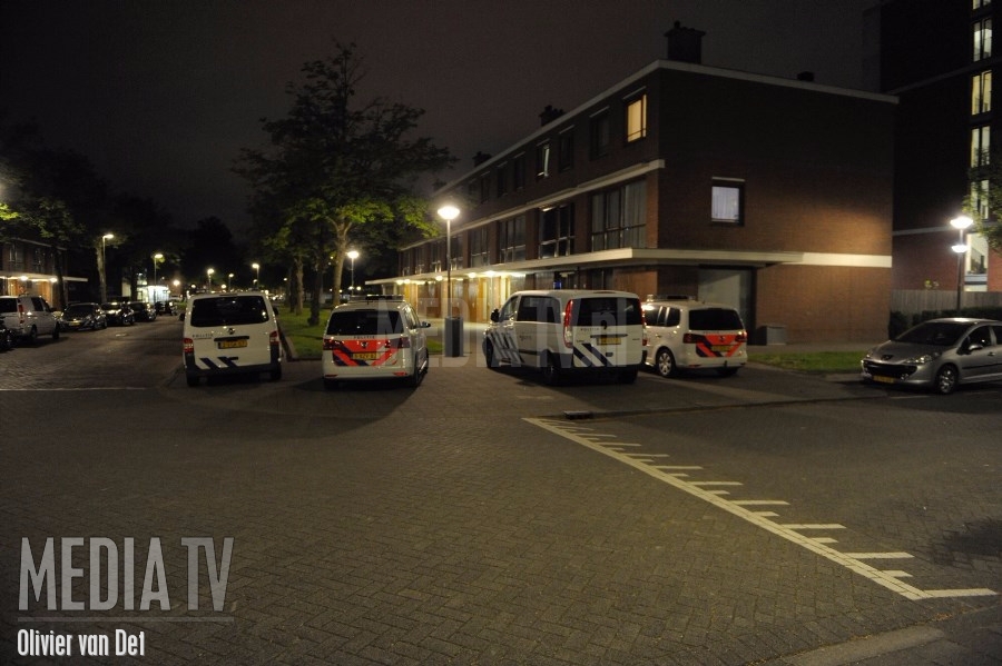 Grote hoeveelheid geld, drugs en vuurwapens in woningen Rotterdam-Zuid (video)