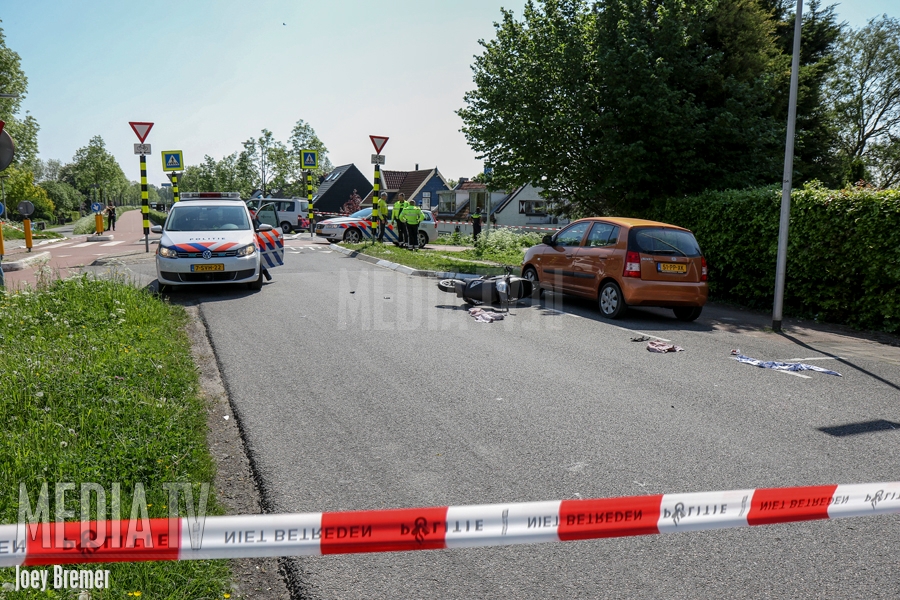 Scooter geschept door auto Middeldijk Barendrecht (video)