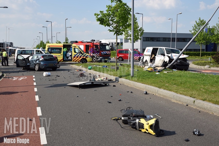 Gewonde bij flinke aanrijding Cairostraat Rotterdam-Noordwest