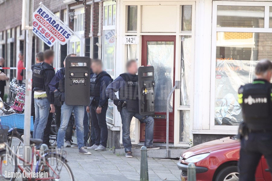 Team Paraatheid valt woning binnen na overval op sigarenwinkel 1e IJzerstraat Rotterdam