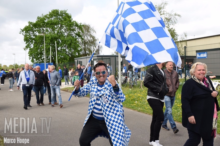 Voetbalclub Quick Boys viert feest in Vlaardingen na behalen kampioenschap (video)