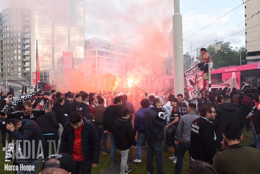Feest in Rotterdam vanwege landskampioenschap Besiktas in Turkije (video)