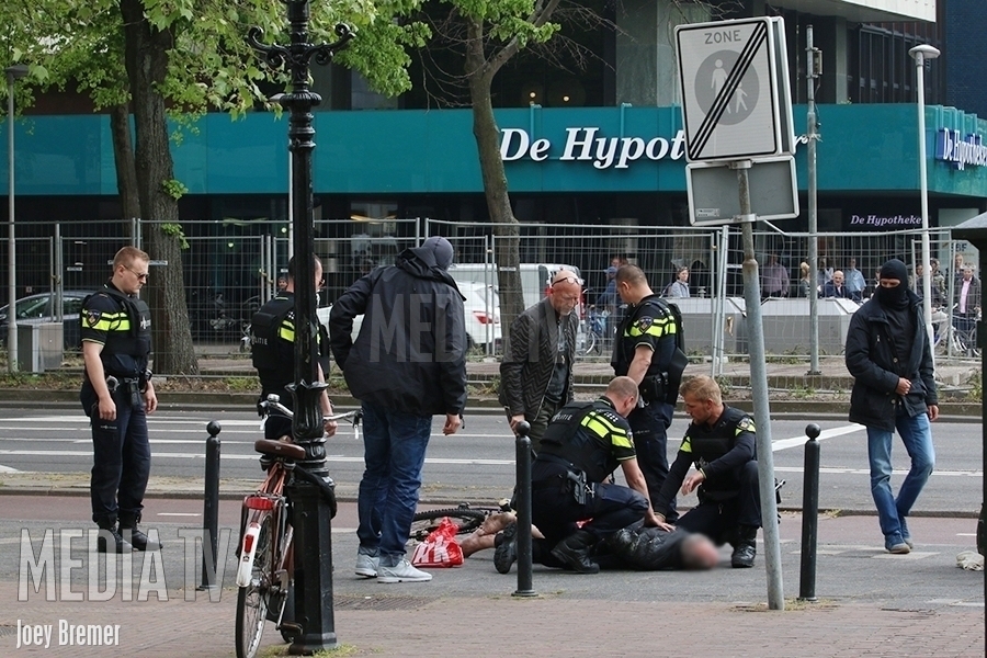 Verwarde man dreigt heliumbom op te blazen Eendrachtsplein Rotterdam (video)