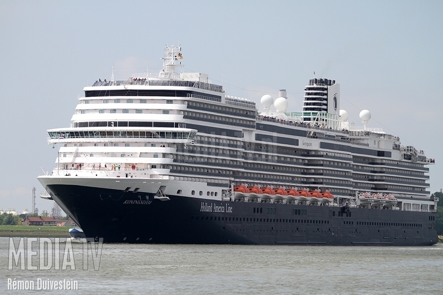 Cruiseschip ms Koningsdam wijkt uit naar Rotterdam vanwege harde wind