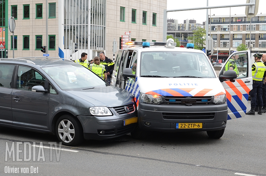 Politievoertuig in botsing met personenauto Pleinweg Rotterdam