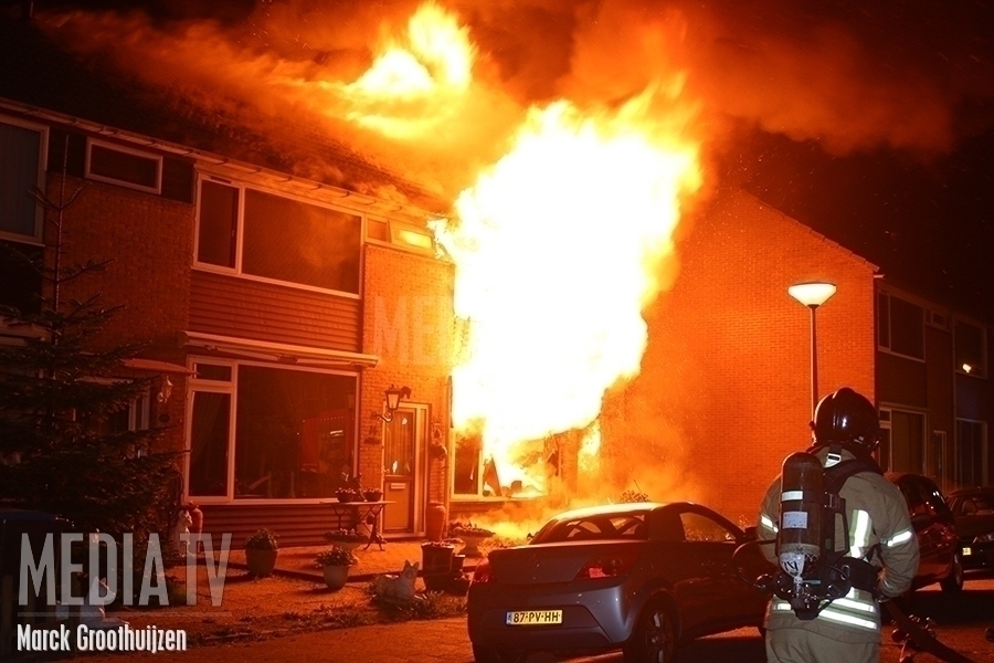 Grote uitslaande woningbrand Gruttostraat Hellevoetsluis (video)