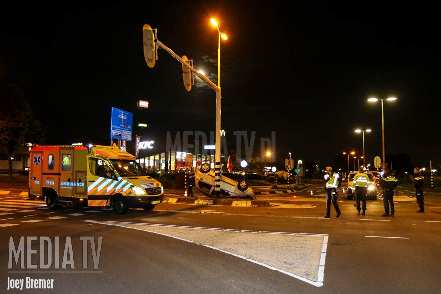 Drie gewonden na auto over de kop Prins Alexanderlaan Capelle aan den IJssel