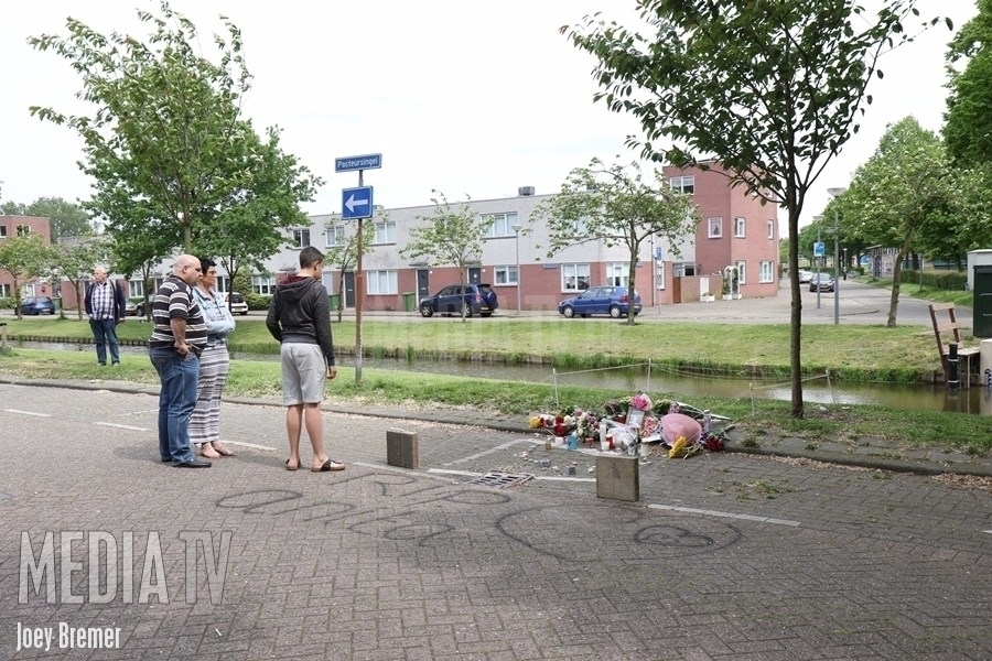 Bloemen en kaarsjes voor overleden krantenbezorgster Pasteursingel Rotterdam