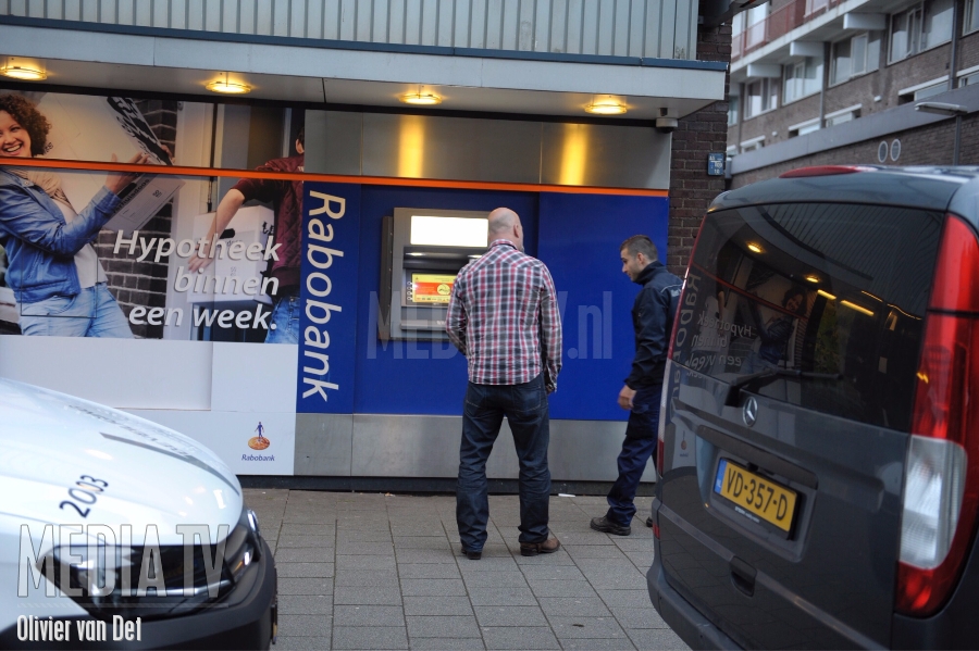 Politie rukt uit voor verdachte situatie bij pinautomaat Slinge Rotterdam