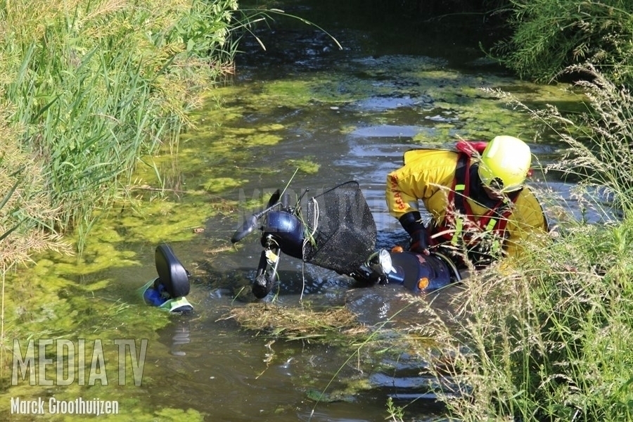 Omstanders redden vrouw met scootmobiel uit het water Langesingel Brielle
