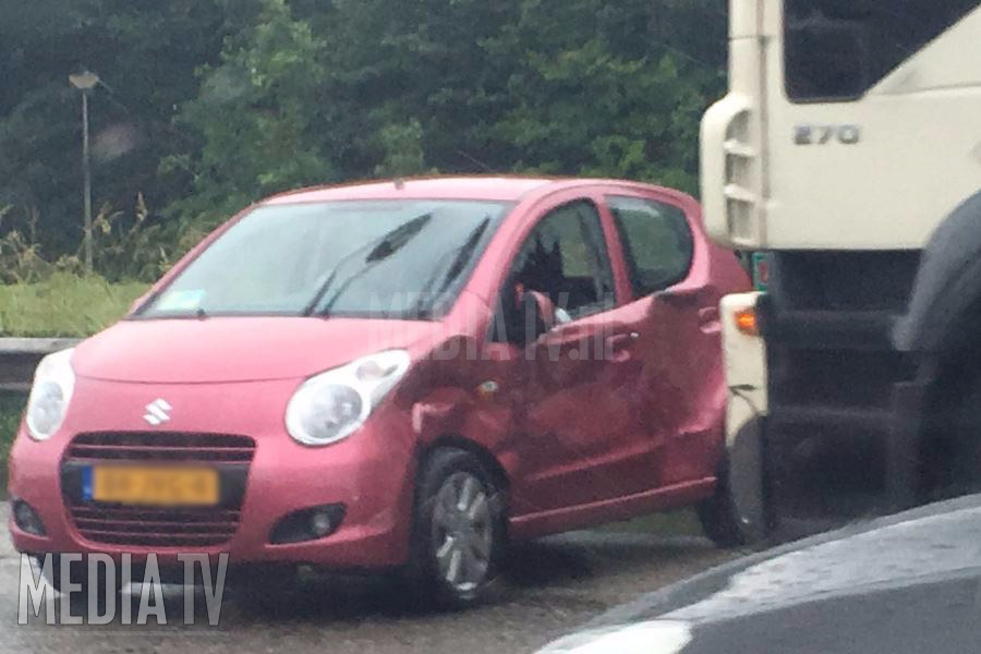 Ongeval tussen personenauto en vrachtwagen op de snelweg A20 bij Schiedam