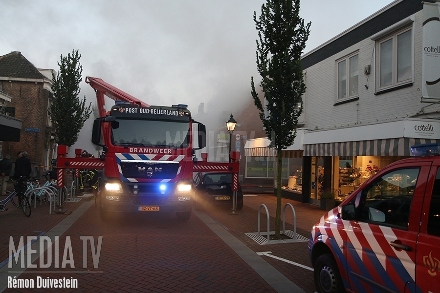 Grote brand in dierenwinkel Voorstraat Numansdorp (video)
