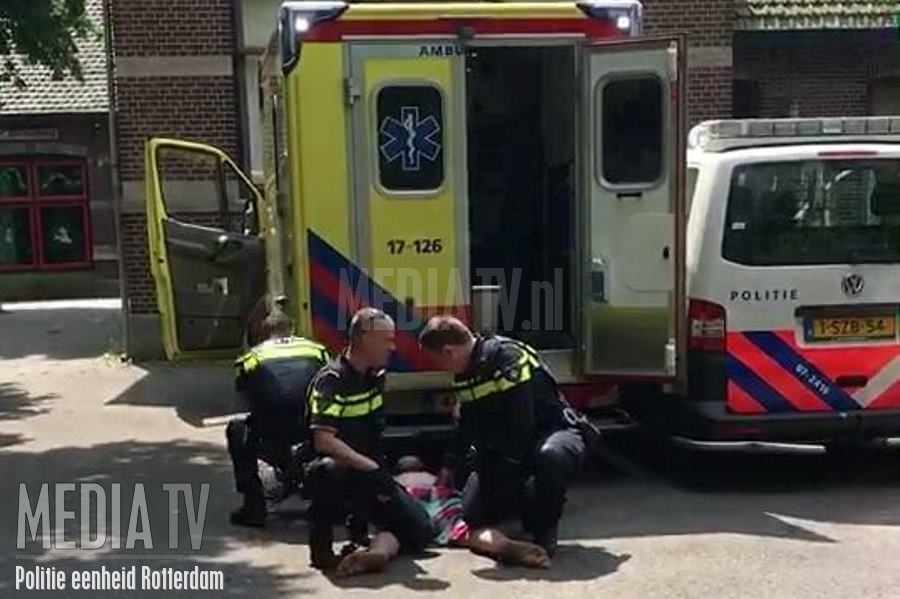 Verwarde man met mes stapt ambulance in Diepenbrockstraat Schiedam