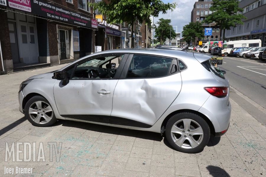 Auto kort en klein geslagen en persoon gewond Willem Buytewechstraat Rotterdam