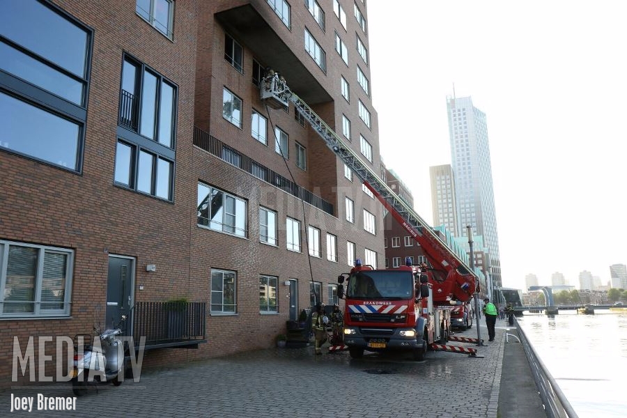 Gewonde bij brand in flat aan het Willem Molenbroekplein in Rotterdam (video)