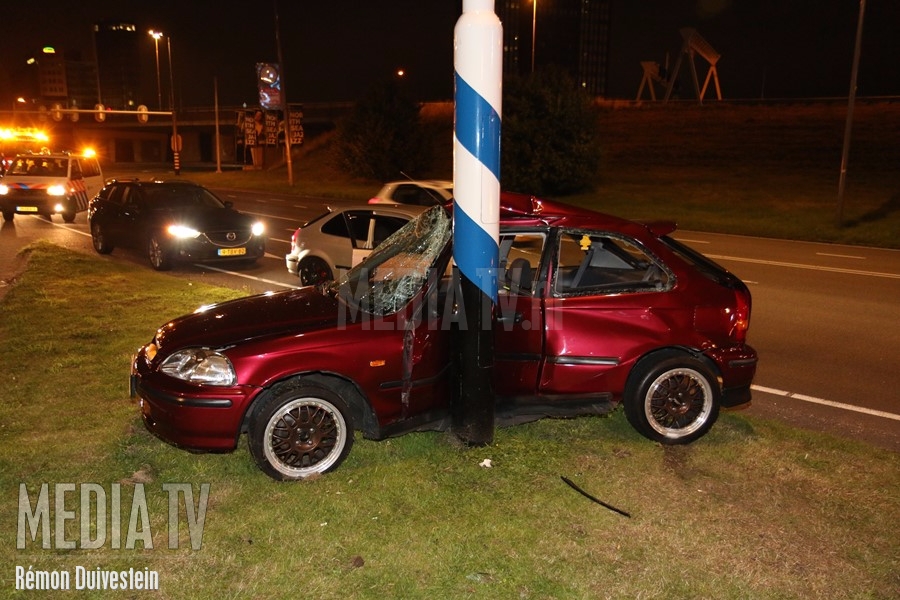 Auto zwaar beschadigd bij eenzijdig ongeval Kralingseplein Rotterdam